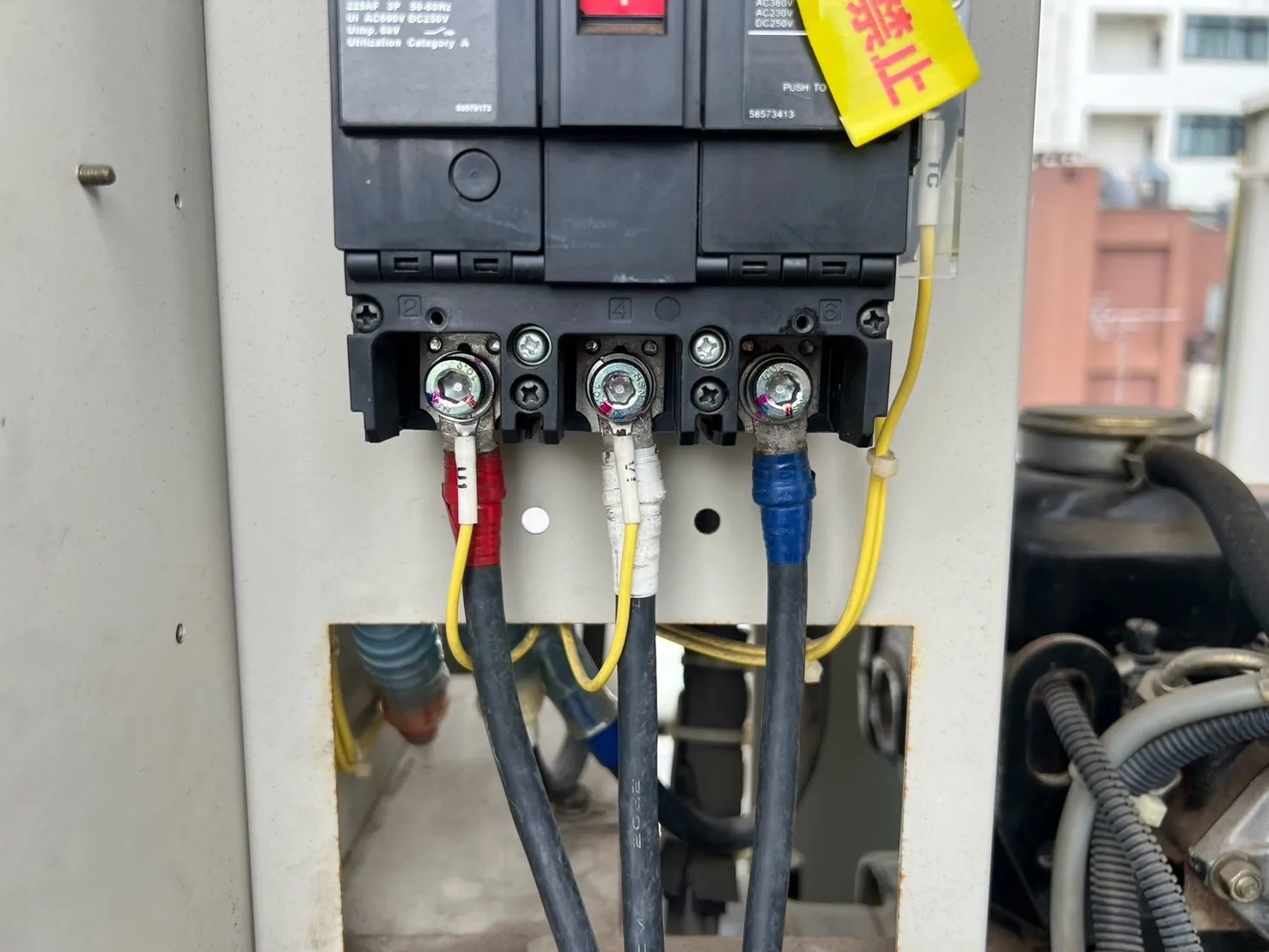 遮断機二次側に仮設ケーブルを接続し、離線したケーブルは養生