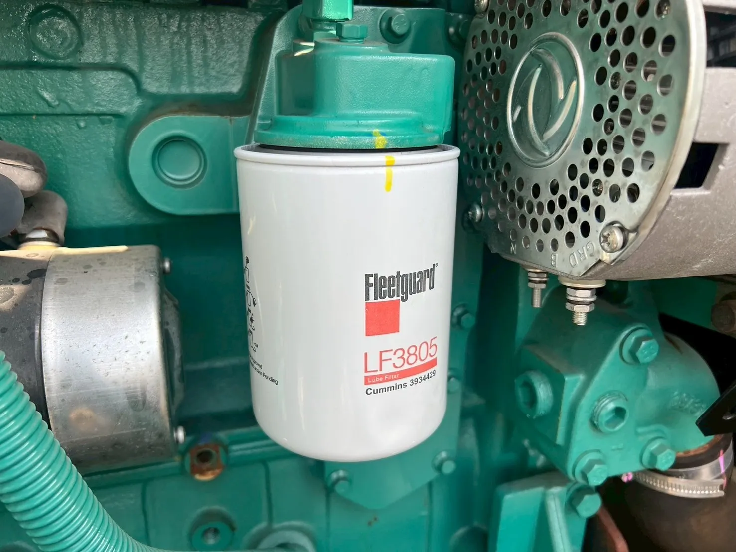 新品の潤滑油フィルターを取り付け