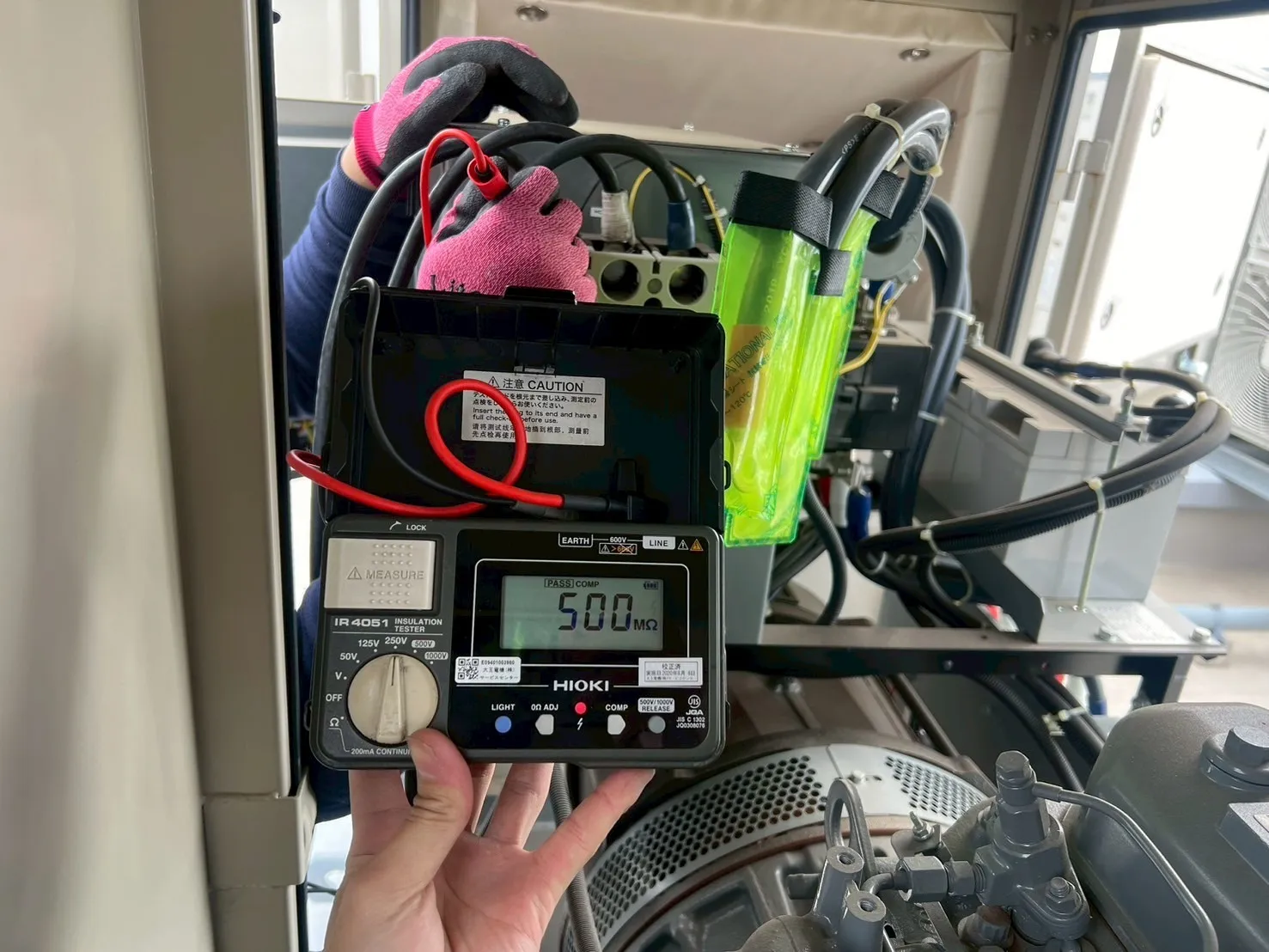 接続した仮設ケーブルの絶縁抵抗を測定