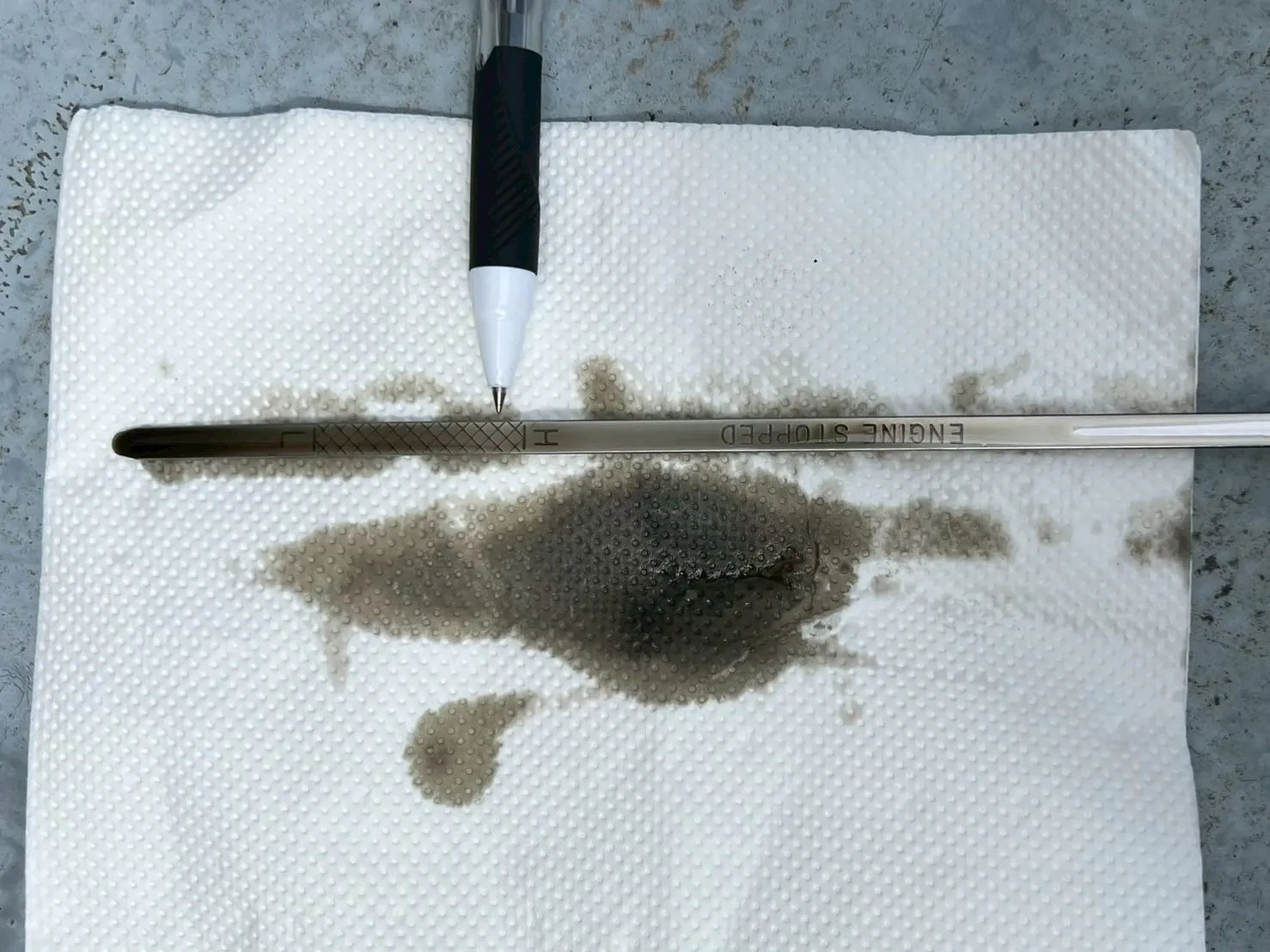 燃料混入により上限を大幅に超えてしまった潤滑油状況(ペン先が上限量)