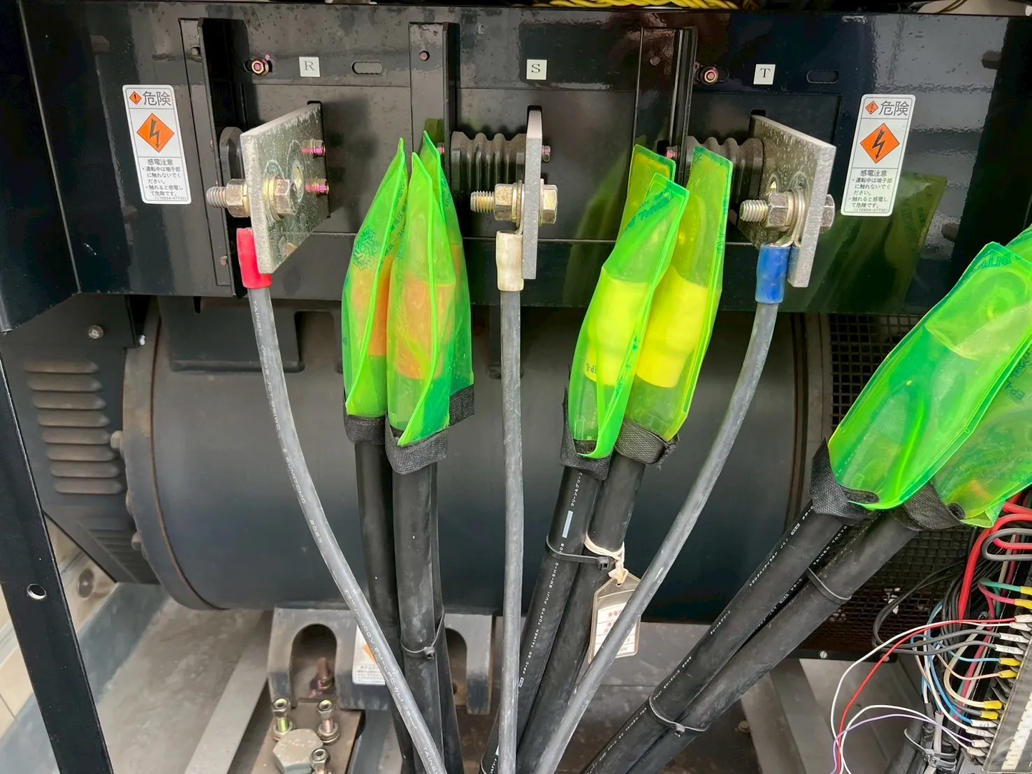 遮断機二次側に仮設ケーブルを接続し、離線したケーブルは養生