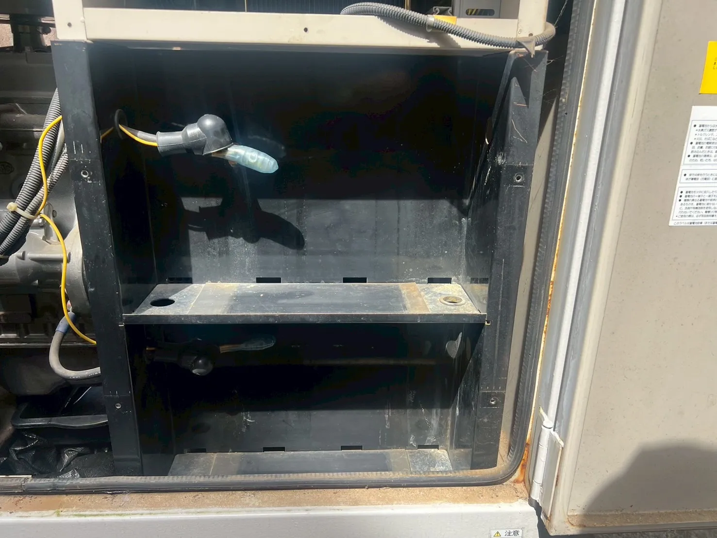 蓄電池の取り外し(離線したケーブは養生)