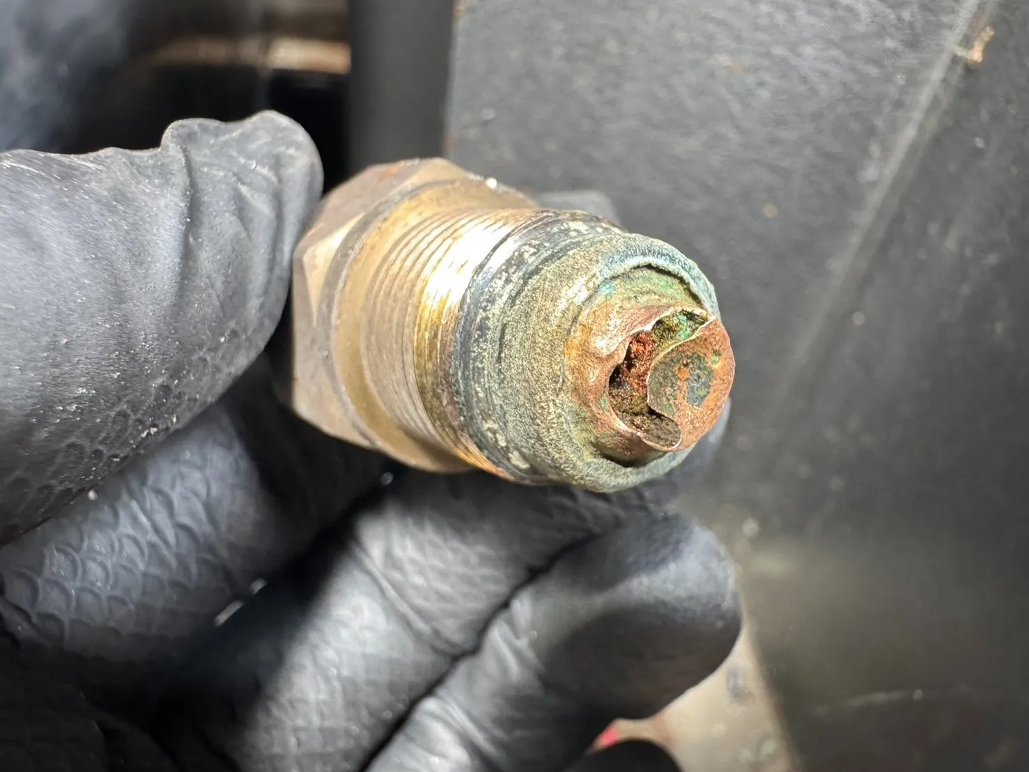 腐食が進行してしまった冷却水ヒーター用のセンサー