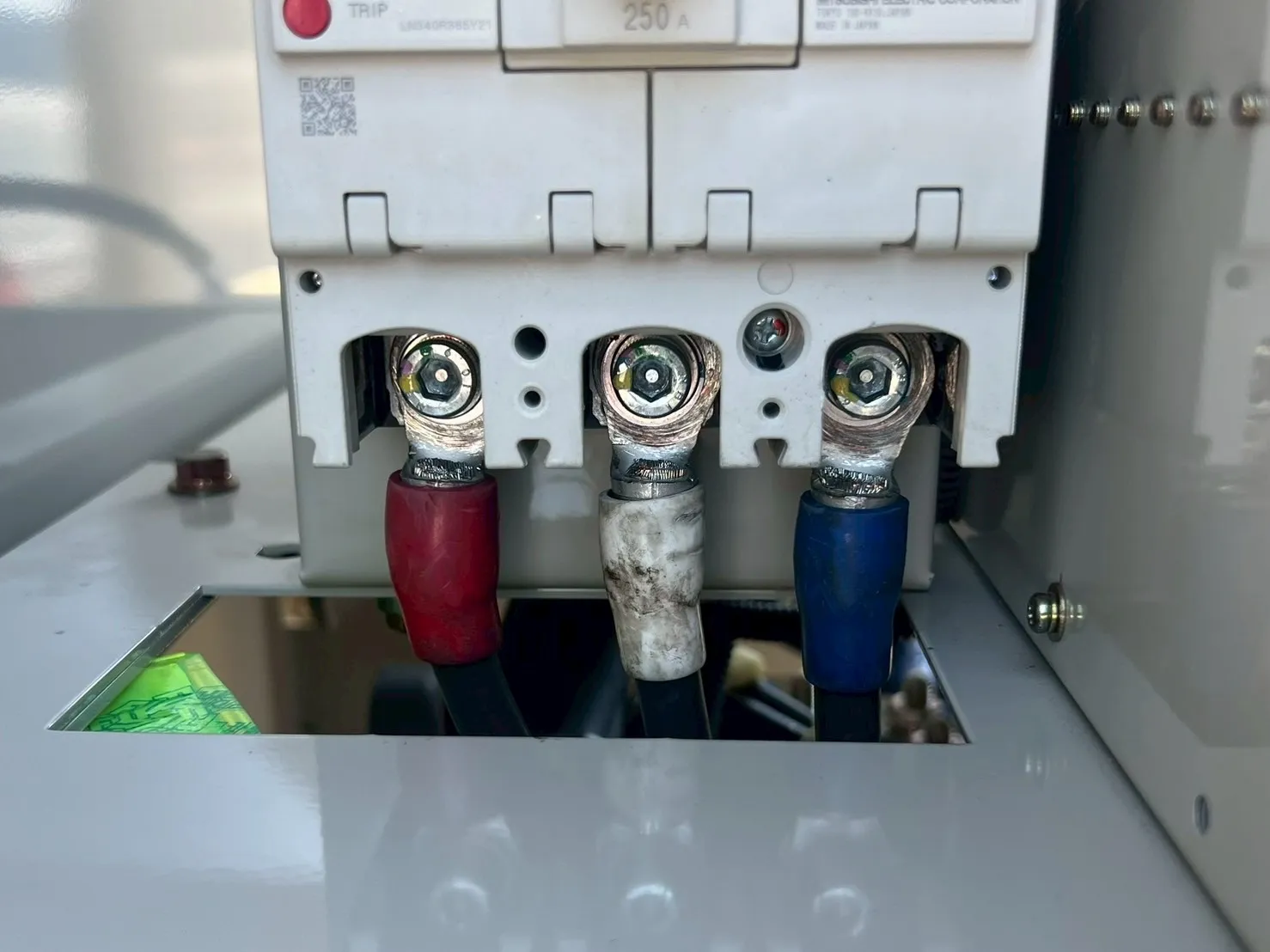 遮断機二次側に仮設ケーブルを接続し、離線したケーブルは養生