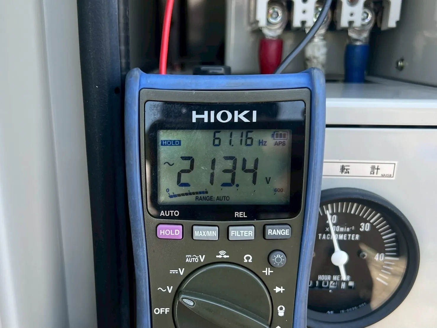 30%負荷をかけている際の電圧値と周波数