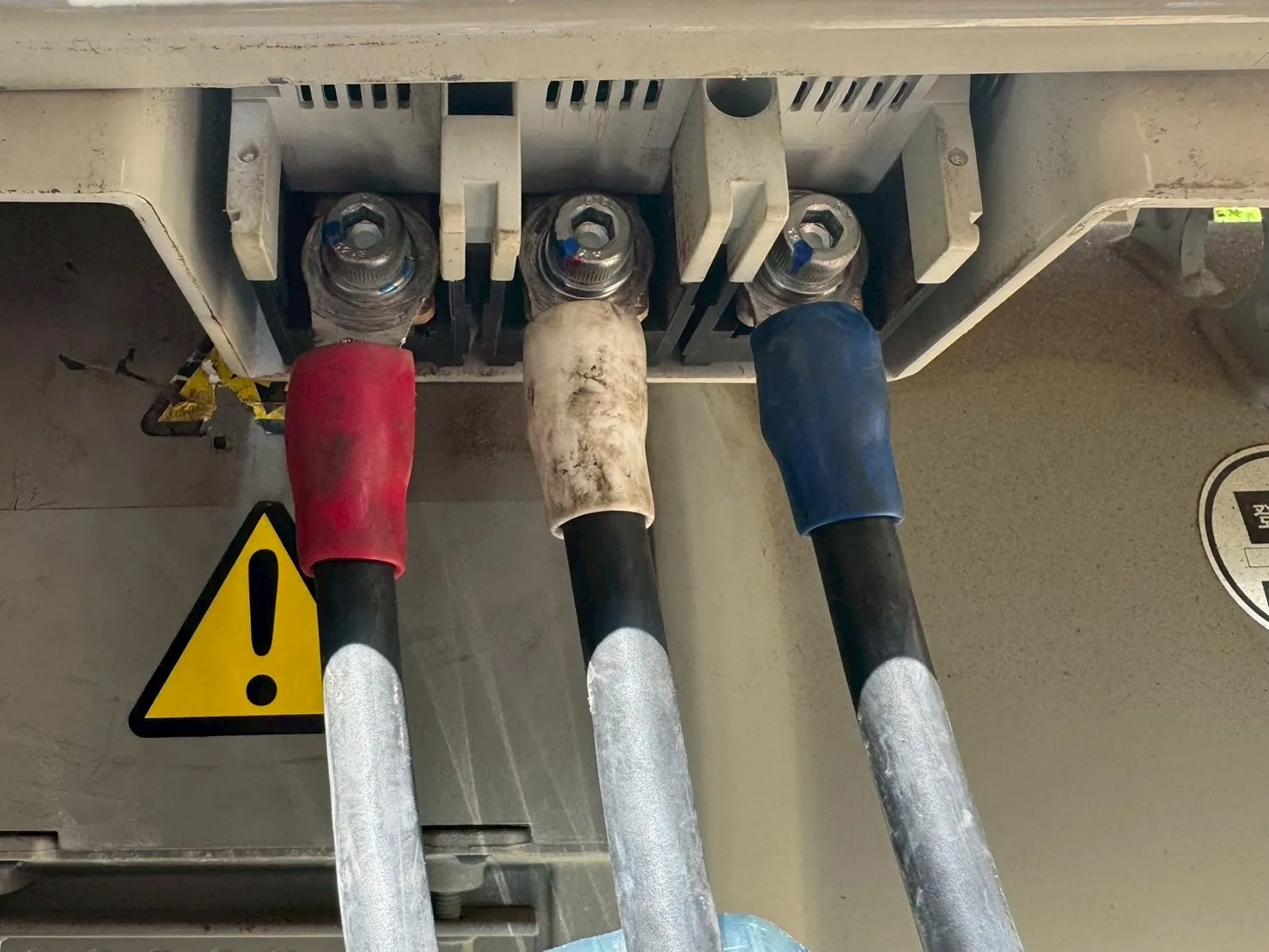 遮断機二次側に仮設ケーブルを接続し、離線したケーブルは養生