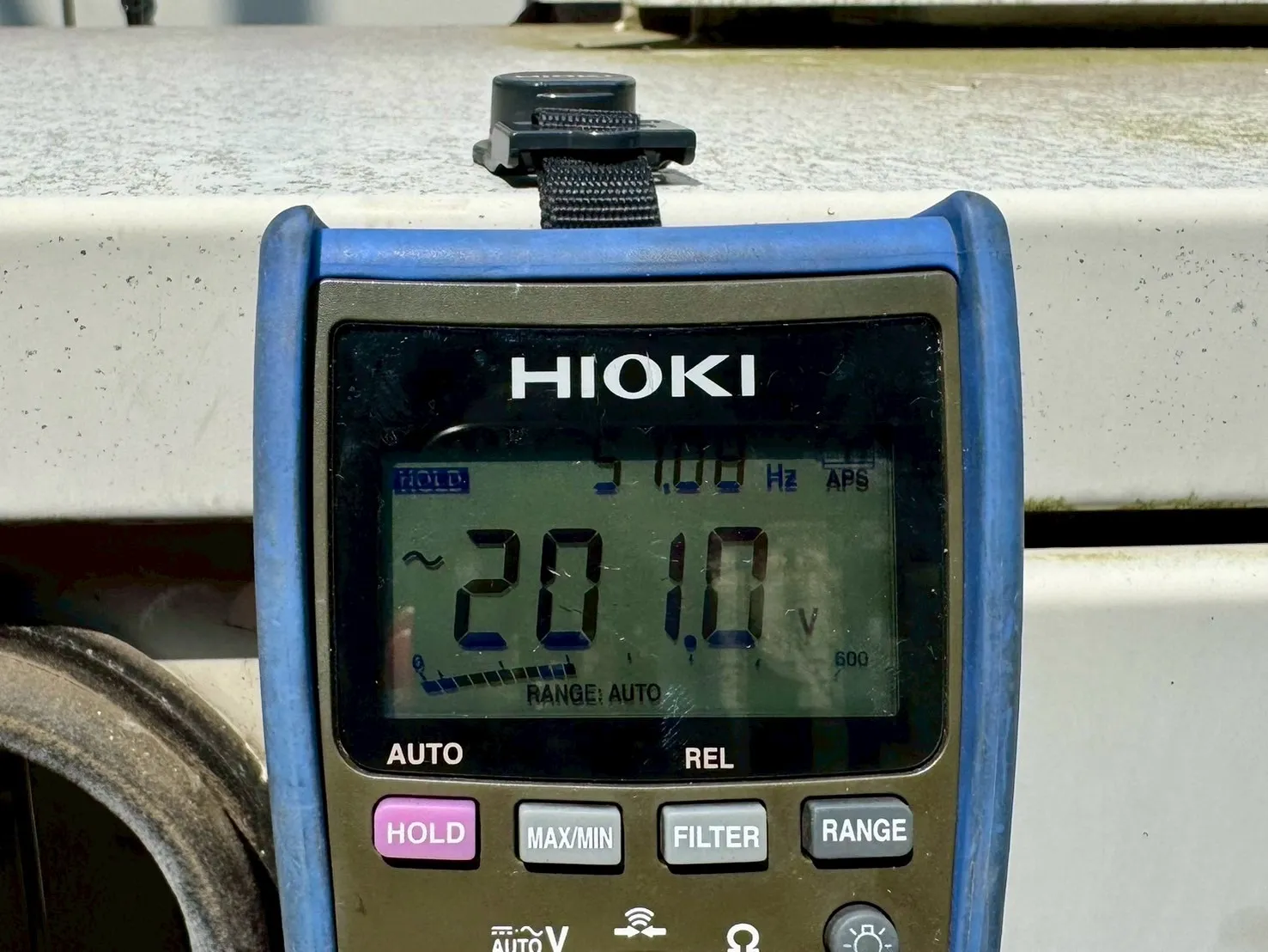 30%負荷をかけている際の電圧値と周波数