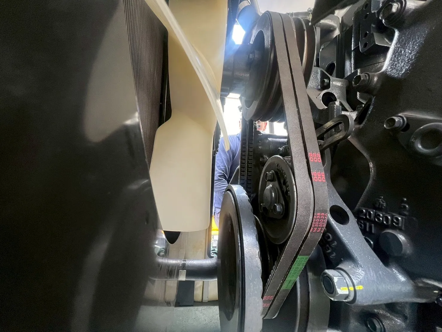 新しいVベルトの取り付け